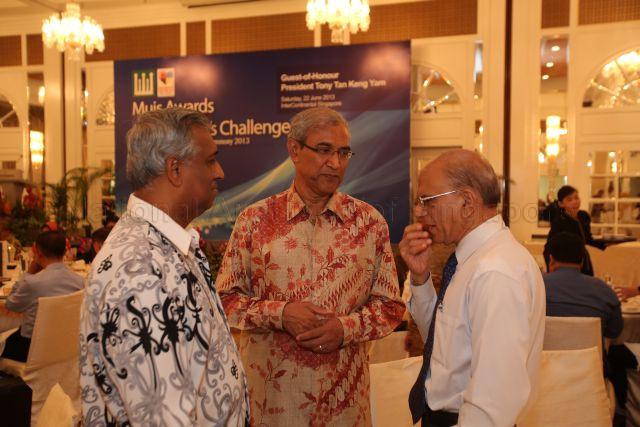 Mr Zainul Abidin Rasheed (former Senior Minister of State for Foreign Affairs) chatting with guests at Islamic Religious Council of Singapore (Muis) Awards Ceremony (‘Jasa Bakti’ (Service) and ‘Jasa Cemerlang’ (Outstanding) Awards) cum President’s Challenge Cheque Presentation Ceremony at Bugis Grand Ballroom, Intercontinental Hotel, 80 Middle Road