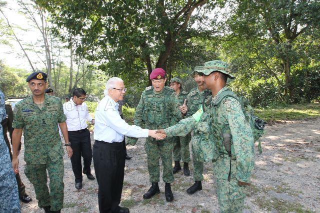 President Tony Tan Keng Yam visiting Specialist and Warrant Officer Institute (SWI) at Pasir Laba Camp. Also present is Senior Parliamenary Secretary for Defence Dr Mohamad Maliki Bin Osman (second from left).