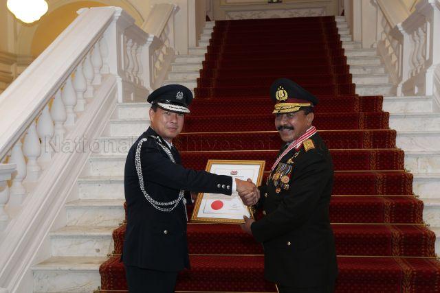 Singapore Commissioner of Police Ng Joo Hee (left) and Chief of National Police of Indonesia General Timur Pradopo (right) posing for a photograph after conferment ceremony of Distinguished Service Order on General Timur Pradopo at Istana