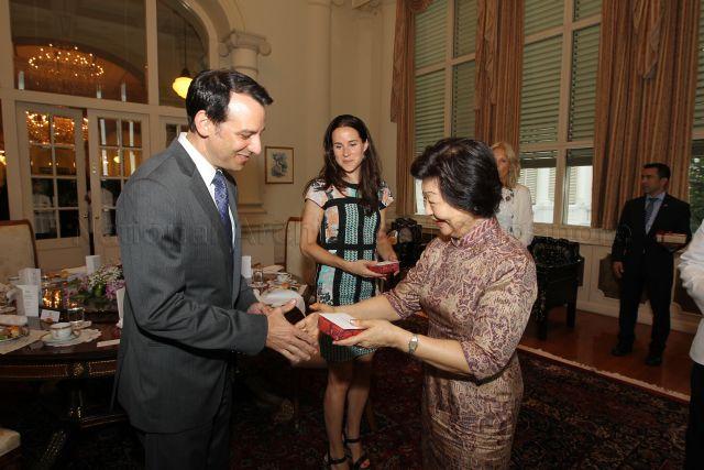 Dr Howard Krein (left), son-in-law of Vice President of the United States of America Joe Biden attending tea at the Istana hosted by Mrs Mary Tan (holding gift), wife of President Tony Tan Keng Yam. Also present is Ashley Biden (center), daughter of Vice President of the United States of America Joe Biden.