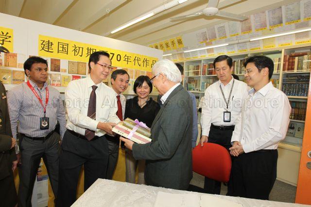 Singapore Literature Society Chairman Cheng Jun (left) presenting the books as gifts to President Tony Tan (centre) at Goodman Arts Centre. Acting Minister for Culture, Community and Youth and Senior Minister of State for Ministry of Communications and Information Lawrence Wong is pictured on the right.