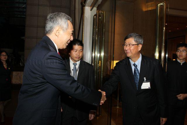 Temasek Holdings Chairman Lim Boon Heng (right) welcoming the arrival of Prime Minister Lee Hsien Loong (left) to Temasek Holding's 39th Anniversary dinner at Ritz-Carlton ballroom.
