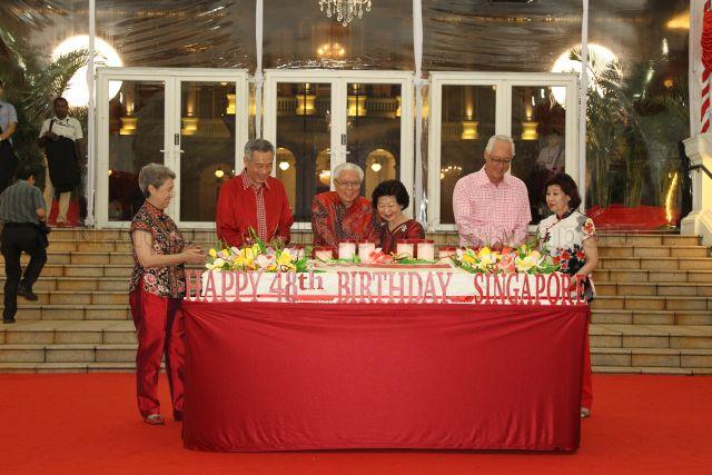 From right: Emeritus Senior Minister Goh Chok Tong's wife Madam Tan Choo Leng, Emeritus Senior Minister Goh Chok Tong, First Lady Mrs Mary Tan, President Tony Tan and Prime Minister Lee Hsien Loong are cutting the birthday cake during National Day reception at Istana lawn. Prime Minister Lee Hsien Loong's wife Madam Ho Ching is pictured on the far left.