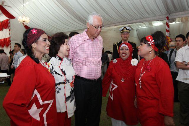 Performers are speaking to Emeritus Senior Minister Goh Chok Tong and his wife Madam Tan Choo Leng at National Day reception at Istana lawn.