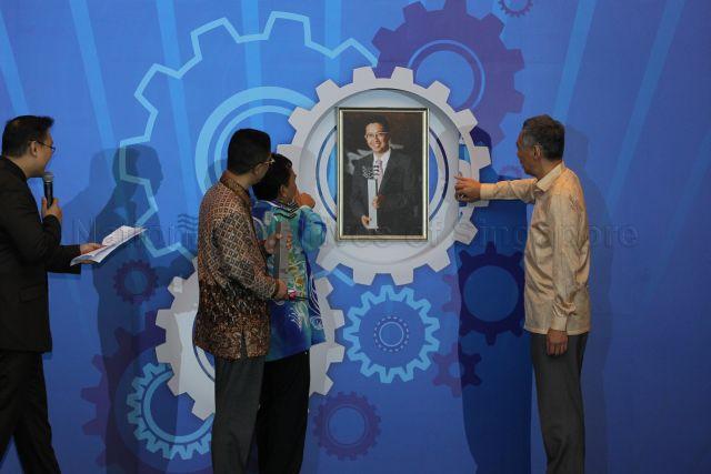 Prime Minister Lee Hsien Loong (far right), Berita Harian editor Saat Abdul Rahman (second from right, side facing camera) and Dr Abdul Razakjr Omar (third from right, side facing camera) are attending Berita Harian's Achiever of the Year Award ceremony at Shangri-La Hotel. Dr Abdul Razakjr is a cardiologist and he is a recipient of Berita Harian's Achiever of the Year Award.