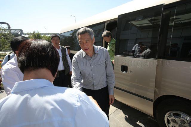 Prime Minister Lee Hsien Loong and his wife Madam Ho Ching (background, wearing green attire) are arriving at Xinjiang Tianye Petrochemicals Group at Shihezi. This is a picture taken during Prime Minister Lee’s seven-day official visit to China.