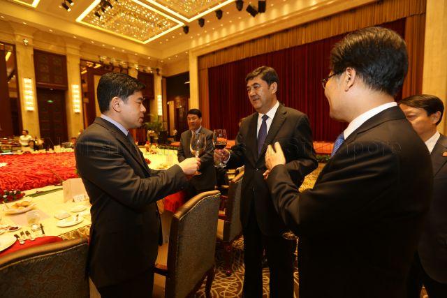 Xinjiang Uyghur Autonomous Region Chairman Nur Bekri (centre) is at Xinjiang State Guesthouse at Shihezi. This is a picture taken during Prime Minister Lee Hsien Loong’s seven-day official visit to China.