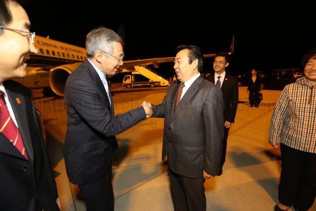 Vice-Governor of Liaoning Bing Zhigang is shaking hands with Prime Minister Lee Hsien Loong at Shenyang Taoxian International Airport. This is a picture taken during Prime Minister Lee’s seven-day official visit to China.