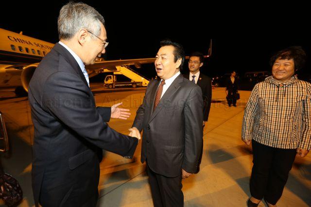 Vice-Governor of Liaoning Bing Zhigang is shaking hands with Prime Minister Lee Hsien Loong at Shenyang Taoxian International Airport. This is a picture taken during Prime Minister Lee’s seven-day official visit to China.