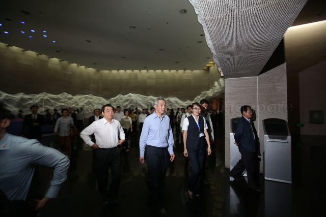 Prime Minister Lee Hsien Loong and Vice-Governor of Liaoning Bing Zhigang (to the left of Prime Minister Lee) are at 9.18 Historical Museum in Shenyang. This is a picture taken during Prime Minister Lee’s seven-day official visit to China.