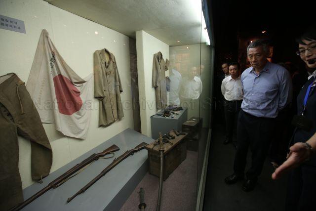 Prime Minister Lee Hsien Loong and Vice-Governor of Liaoning Bing Zhigang (standing behind Prime Minister Lee, wearing white attire) are at 9.18 Historical Museum in Shenyang. This is a picture taken during Prime Minister Lee’s seven-day official visit to China.