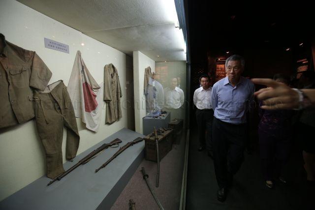 Prime Minister Lee Hsien Loong and Vice-Governor of Liaoning Bing Zhigang (standing behind Prime Minister Lee, wearing white attire) are at 9.18 Historical Museum in Shenyang. This is a picture taken during Prime Minister Lee’s seven-day official visit to China.