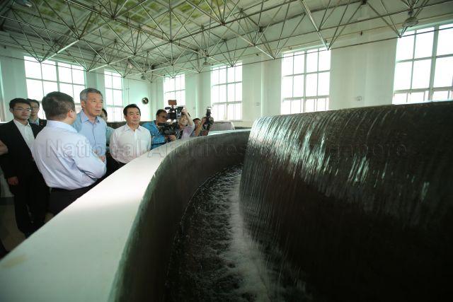 Prime Minister Lee Hsien Loong and Vice-Governor of Liaoning Bing Zhigang (to the right of Prime Minister Lee) are at Sembcorp water treatment plant in Shenyang. This is a picture taken during Prime Minister Lee’s seven-day official visit to China.