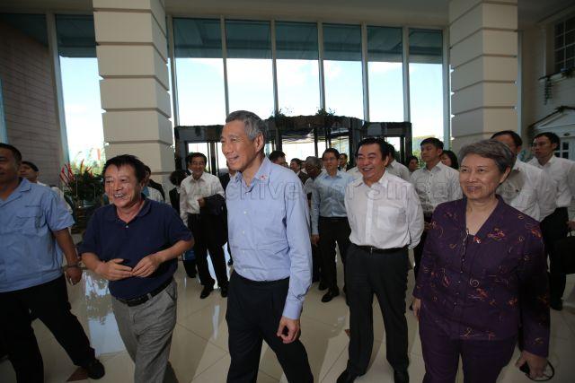 Prime Minister Lee Hsien Loong, Yuanda China Holdings Limited Chairman Kang Baohua (to the left of Prime Minister Lee), Prime Minister Lee's wife Madam Ho Ching (to the right of Prime Minister Lee) and Vice-Governor of Liaoning Bing Zhigang (standing behind Prime Minister Lee) are at Yuanda Group China in Shenyang. This is a picture taken during Prime Minister Lee’s seven-day official visit to China.