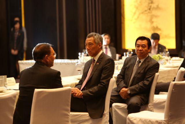 From right: Vice-Governor of Liaoning Bing Zhigang, Prime Minister Lee Hsien Loong and Liaoning Party Secretary Wang Min (side facing camera) are attending dinner hosted by Party Secretary Wang in Shenyang. This is a picture taken during Prime Minister Lee’s seven-day official visit to China.