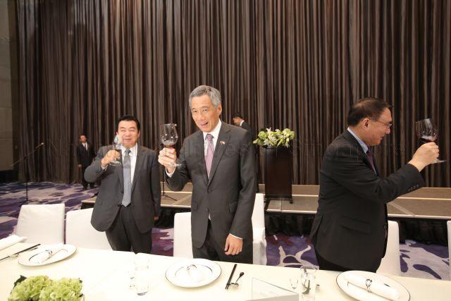 From left: Vice-Governor of Liaoning Bing Zhigang, Prime Minister Lee Hsien Loong and Liaoning Party Secretary Wang Min are attending dinner hosted by Party Secretary Wang in Shenyang. This is a picture taken during Prime Minister Lee’s seven-day official visit to China.