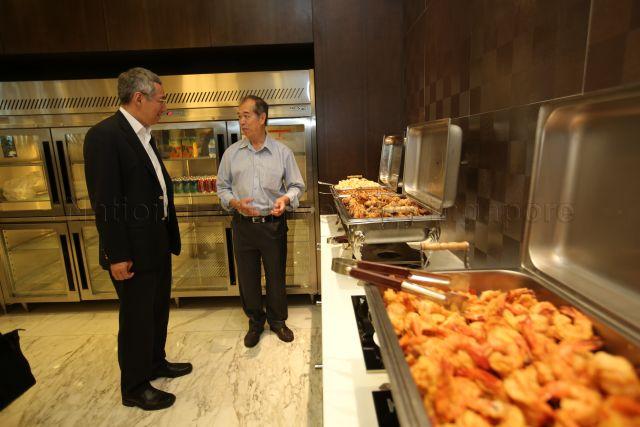 Frankie Ong (centre) is a Singaporean who runs his own restaurant in Shanghai that is selling Singaporean cuisine. He is speaking to Prime Minister Lee Hsien Loong in Shanghai. This is a picture taken during Prime Minister Lee’s seven-day official visit to China.