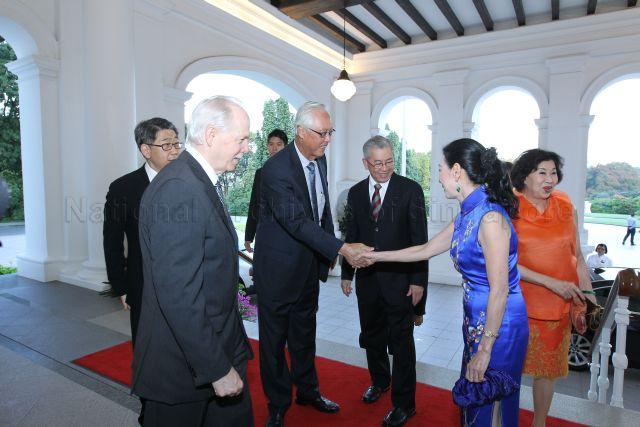 Emeritus Senior Minister Goh Chok Tong arriving at Istana to attend the National University of Singapore (NUS)-Singapore University of Technology and Design (SUTD) donor appreciation dinner