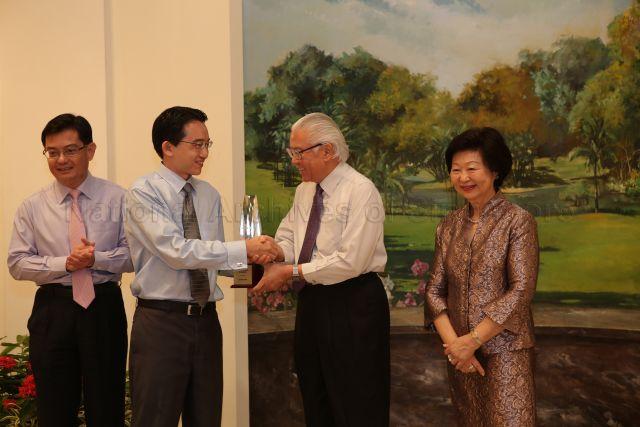 Award recipient Mr Lee Beng Wah (from Bedok Green Secondary) receiving his President's Award for Teachers from President Tony Tan at the Teachers' Day reception. Looking on are Minister of Education Heng Swee Keat (on the left) and (4th from left) Mrs Mary Tan (wife of President Tony Tan). The event is held at the Istana.