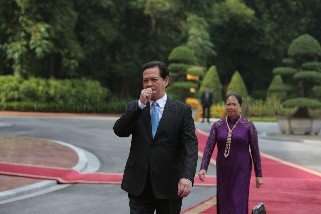 Vietnamese Prime Minister Nguyen Tan Dung and his wife Tran Thanh Kiem are at the Presidential Palace in Hanoi for the official welcome ceremony for Prime Minister Lee Hsien Loong. PM Lee is on a three-day official visit to the Socialist Republic of Vietnam.