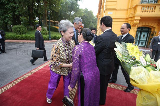 Tran Thanh Kiem (wife of Vietnamese Prime Minister Nguyen Tan Dung) (dressed in purple) greeting Madam Ho Ching (wife of Prime Minister Lee Hsien Loong) at the Presidential Palace in Hanoi for the official welcome ceremony. PM Lee is on a three-day official visit to the Socialist Republic of Vietnam.