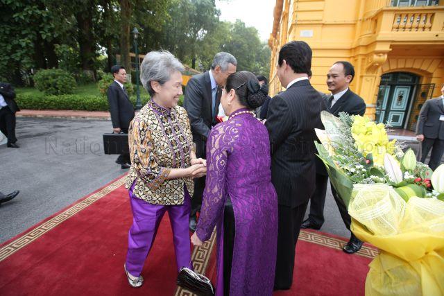 Tran Thanh Kiem (wife of Vietnamese Prime Minister Nguyen Tan Dung) (dressed in purple) shaking hands with Madam Ho Ching (wife of Prime Minister Lee Hsien Loong) at the Presidential Palace in Hanoi for the official welcome ceremony. PM Lee is on a three-day official visit to the Socialist Republic of Vietnam.