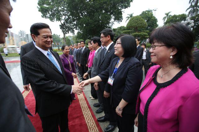 Vietnamese Prime Minister Nguyen Tan Dung and his wife Tran Thanh Kiem (2nd and 3rd from left) being introduced to the Singapore delegation at the Presidential Palace in Hanoi for the official welcome ceremony. Pictured here are (on right) Denise Phua Lay Peng (Member of Parliament), (4th from right) Lee Yi Shyan (Senior Minister of State for Trade and Industry, and National Development) and (5th from right) Grace Fu (Second Minister for the Environment and Water Resources, and Foreign Affairs). Prime Minister Lee Hsien Loong is on a three-day official visit to the Socialist Republic of Vietnam.