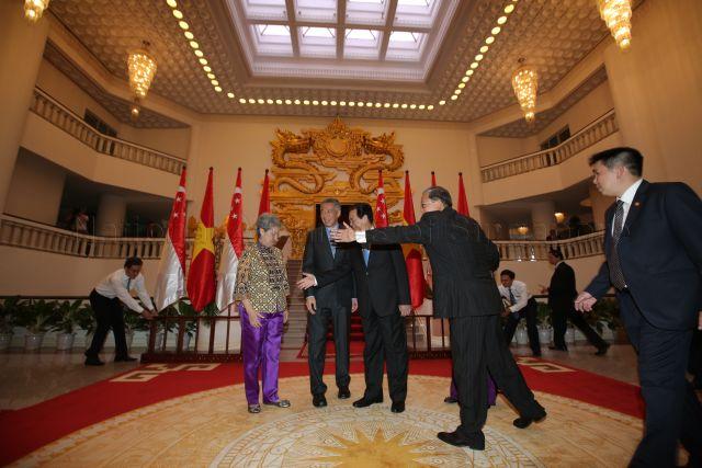 Prime Minister Lee Hsien Loong and his wife Madam Ho Ching (on the left) with Vietnamese Prime Minister Nguyen Tan Dung (3rd from left) &nbsp;inside the Grand Hall of the Government Office in Hanoi. PM Lee is on a three-day official visit to the Socialist Republic of Vietnam.
