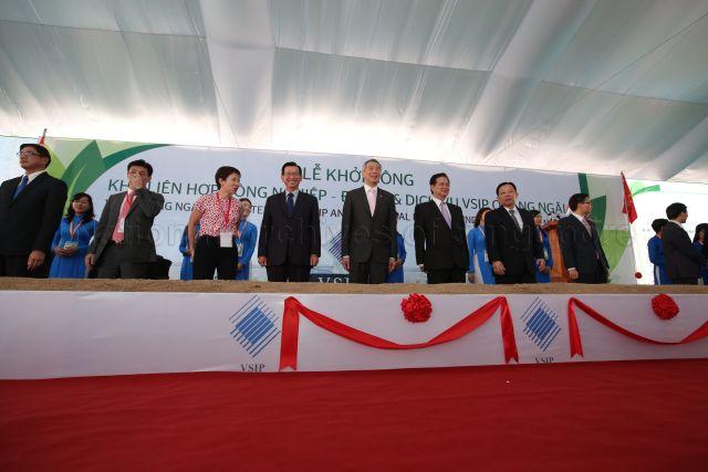 Singapore Ambassador to Vietnam Ng Teck Hean (on the left