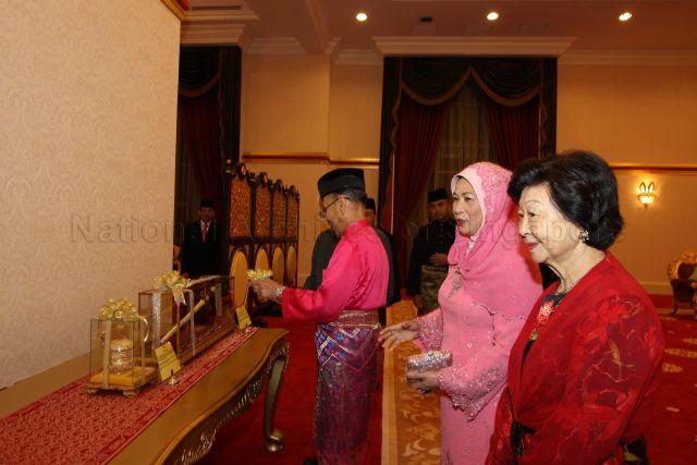 Yang di-Pertuan Agong Abdul Halim and his wife Sultanah Haminah, presenting gifts to President Tony Tan Keng Yam (hidden) and wife Mrs Mary Tan, at the Istana Negara in Kuala Lumpur. This is during President Tan's three-day official visit to Malaysia.