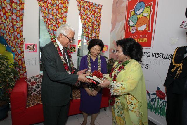 Datin Seri Rosmah Binti Mansor, wife of Malaysian Prime Minister Dato' Sri Mohd Najib Razak and patron of Permata presenting a gift to President Tony Tan and his wife Mrs Mary Tan, at Permata Negara Nursery in Presint 16, Putrajaya. President Tan is on a three-day official visit to Malaysia.