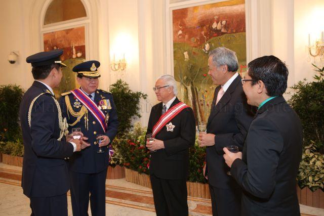 Taken at: Ceremony to confer the Darjah Utama Bakti Cemerlang (Tentera) [or Distinguished Service Order (Military)] to the Royal Thai Armed Forces (RTARF) Chief of Defence Forces General (GEN) Tanasak Patimapragorn at the Istana Pictured: President Tony Tan, Minister for Defence Ng Eng Hen, Minister of State for Defence and National Development Dr Mohamad Maliki Bin Osman, Royal Thai Armed Forces (RTARF) Chief of Defence Forces General (GEN) Tanasak Patimapragorn and Chief of Defence Force Lieutenant-General Ng Chee Meng