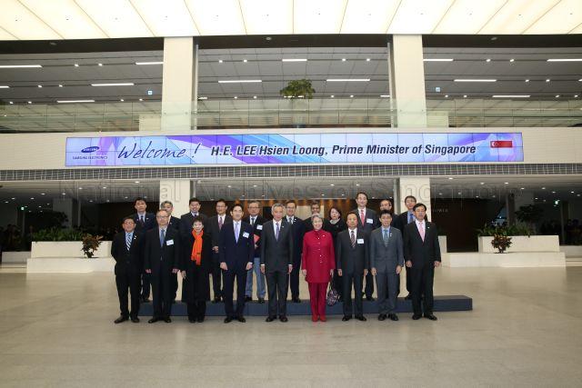 Taken at: Visit to Samsung Electronics Headquarters in Suwon during Prime Minister Lee Hsien Loong's visit to Korea and Japan from 10th to 14th December 2013 Pictured: Samsung Electronics Vice Chairman Jay Y Lee, Samsung Electronics President/CEO Shin J K, former Ambassador of the Republic of Korea to China Lee Kyu-Hyung, Head of Technology Strategy at Samsung Electronics' Mobile Communications Business Koh Dong Jin, Prime Minister Lee Hsien Loong and his wife Madam Ho Ching, Senior Minister of State for Trade & Industry and National Development Lee Yi Shyan, Minister in Prime Minister’s Office, Second Minister for Foreign Affairs and Second Minister for Environment and Water Resources Grace Fu, Singapore's Ambassador to the Republic of Korea Peter Tan, Members of Parliament Hri Kumar Nair and Lim Biow Chuan, Principal Private Secretary to the Prime Minister Gabriel Lim, Press Secretary to the Prime Minister Chang Li Lin and Singapore's Permanent Representative to the United Nations Ambassador Albert Chua