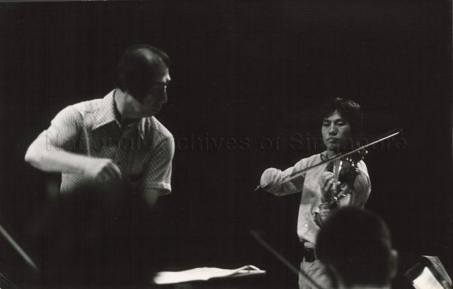 Goh Soon Tioe collaborating with Lee Pan Hon in their last concert together, at the 21st Anniversary Concert of the Goh Soon Tioe String Orchestra