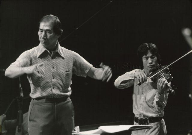 Goh Soon Tioe collaborating with Lee Pan Hon in their last concert together, at the 21st Anniversary Concert of the Goh Soon Tioe String Orchestra