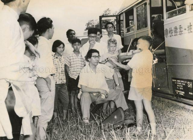 Impromptu performance by Peter Chew as Goh Soon Tioe and members of the Goh Soon Tioe String Orchestra look on during the Malayan Concert Tour