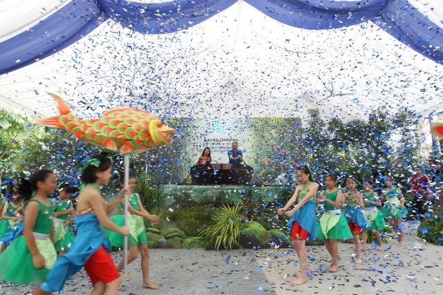 Taken at: Grand opening of the River Safari Pictured: Guest-of-Honour Prime Minister Lee Hsien Loong and Chairman of Wildlife Reserves Singapore (WRS) Claire Chiang