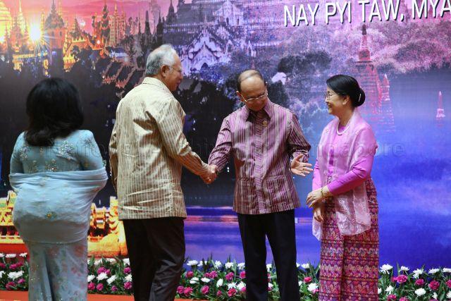 Prime Minister of Malaysia Najib Razak and wife Rosmah Mansor being greeted by President of Myanmar and Chairman of ASEAN Thein Sein and wife Khin Khin Win, upon arrival for the welcome dinner of the 24th ASEAN Summit at Myanmar International Convention Centre in Nay Pyi Taw