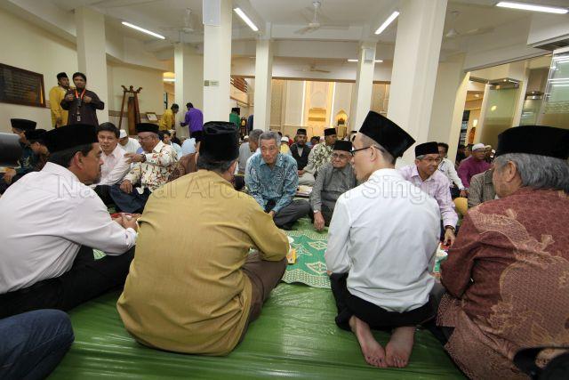 Taken at: Breaking of fast (iftar) at Masjid Mujahidin at Stirling Road <br />Pictured: Prime Minister Lee Hsien Loong, Minister for Communications and Information and Minister-in-charge of Muslim Affairs Dr Yaacob Bin Ibrahim, Minister for Social and Family Development Chan Chun Sing and former Kampong Holland Mosque Chairman Haji Shamsudin Shadan