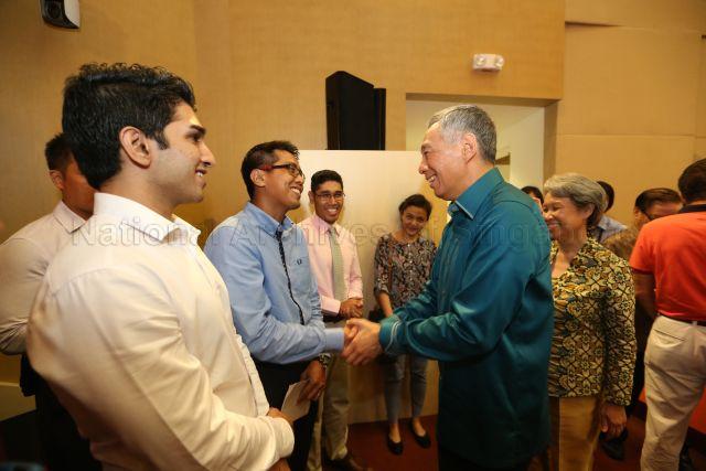 Prime Minister Lee Hsien Loong interacting with young Malay/