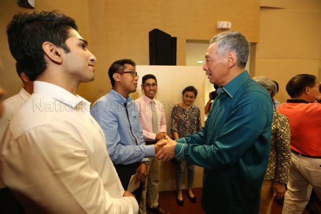 Prime Minister Lee Hsien Loong interacting with young Malay/