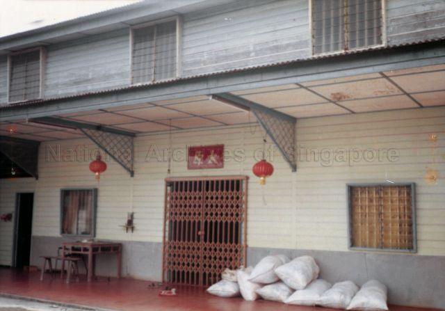 Chinese kampong house no 3741, Lim Chu Kang Rd, belonging to the Ong Family, based on the Tai Yuan Tanghao hung at their entrance. Note the large size of their house, the attic and porch, it indicates the family is wealthy, as such additions are a way to display wealth due to the costs involved.