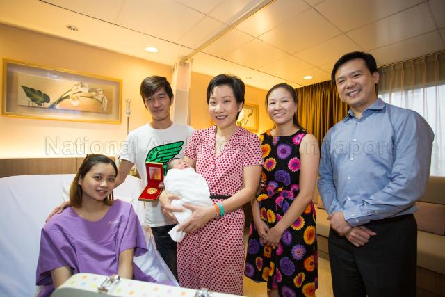 Minister in the Prime Minister's Office Grace Fu posing for a photograph with the first SG50 baby, Chloe Tham, at Thomson Medical Centre<br />