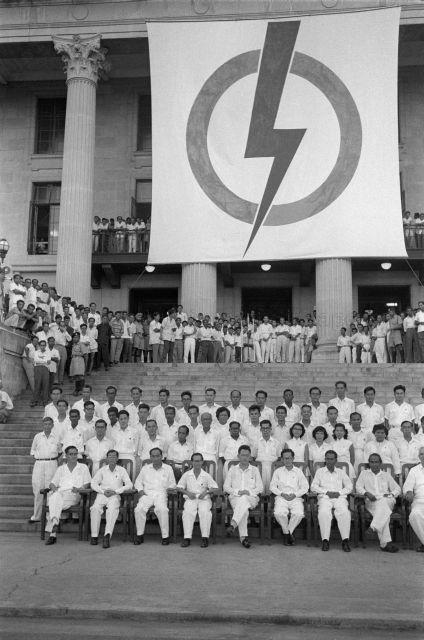 Prime Minister Lee Kuan Yew, Cabinet ministers and assemblymen at the City Hall steps after the swearing-in ceremony of the Legislative Assembly