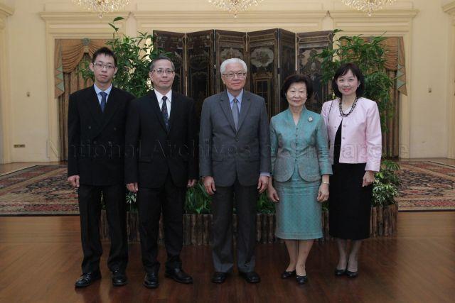 Taken at: Swearing-in of Judicial Commissioner Foo Chee Hock at East Drawing Room, Istana<br />Pictured: President Tony Tan Keng Yam, his wife Mrs Mary Tan, Judicial Commissioner Foo Chee Hock and his family
