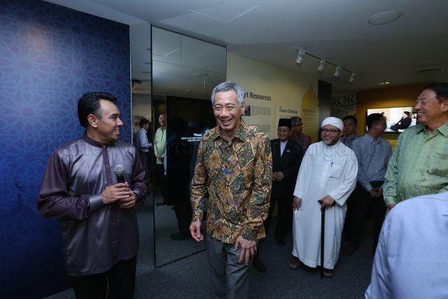 Taken at: Tour of Religious Rehabilitation Group (RRG) Resource & Counselling Centre at Khadijah Mosque, 583 Geylang Road<br />Pictured: Prime Minister Lee Hsien Loong, Deputy Prime Minister Teo Chee Hean, Minister for Communications and Information and Minister-in-charge of Muslim Affairs Assoc Prof Dr Yaacob Ibrahim, Mufti Dr Mohamed Fatris and Religious Rehabilitation Group (RRG) co-Chairman Ustaz Mohamed Hasbi Hassan