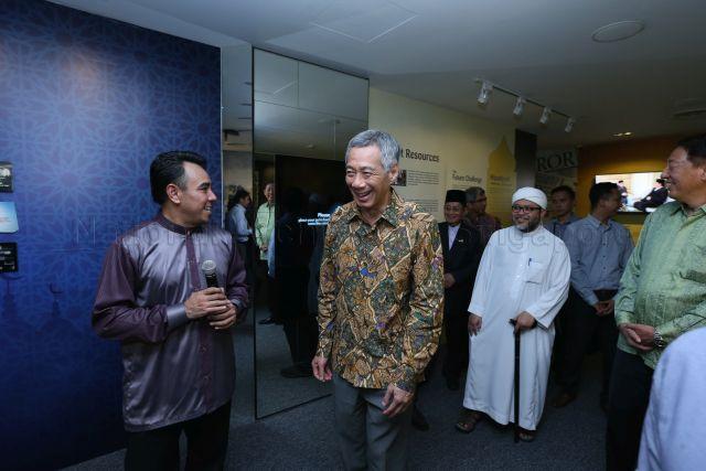 Taken at: Tour of Religious Rehabilitation Group (RRG) Resource & Counselling Centre at Khadijah Mosque, 583 Geylang Road<br />Pictured: Prime Minister Lee Hsien Loong, Deputy Prime Minister Teo Chee Hean, Minister for Communications and Information and Minister-in-charge of Muslim Affairs Assoc Prof Dr Yaacob Ibrahim, Mufti Dr Mohamed Fatris and Religious Rehabilitation Group (RRG) co-Chairman Ustaz Mohamed Hasbi Hassan