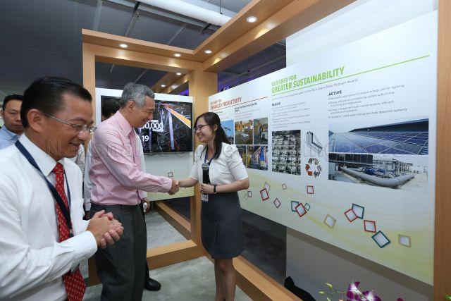 Taken at: Official Opening of Fairprice Hub at Joo Koon Circle Picture: Guest-of-Honour Prime Minister Lee Hsien Loong and FairPrice Chief Executive Officer Seah Kian Peng