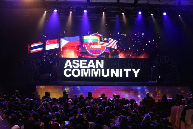 Taken at: Signing Ceremony of 2015 Kuala Lumpur Declaration on the Establishment of the ASEAN Community and the Kuala Lumpur Declaration on ASEAN 2025: Forging Ahead Together at Kuala Lumpur Convention Centre during Prime Minister Lee Hsien Loong’s visit to Malaysia in attendance of the ASEAN Summit from 20 to 22 November 2015
