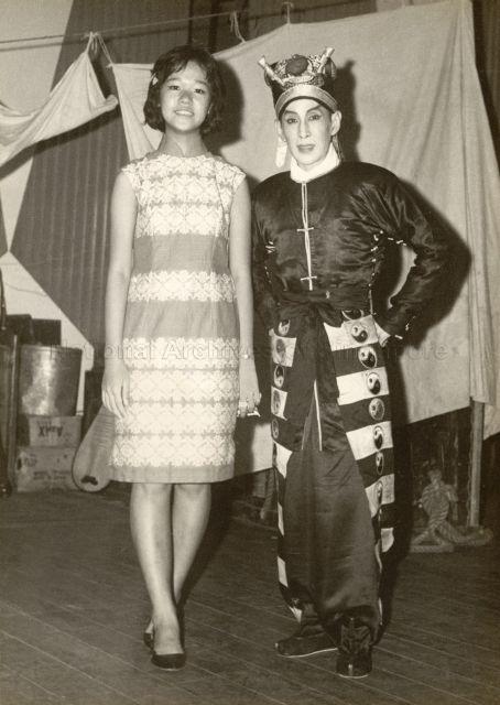 Photograph featuring opera artiste Sun Ma Sze Tsang (æ–°é©¬å¸ˆæ›¾, 20 June 1916 - 20 April 1997). He was a popular opera singer and actor from Hong Kong. He was an philanthropist who earned the title of 'Opera King of Charity'. Appointed as an honorary professor of the University of Cambridge in 1977, he was made a Member of the Most Excellent Order of the British Empire (MBE) in 1978.